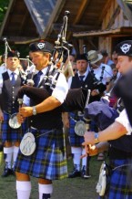 caledonianPipesAndDrumsRustFotoPeterTagwerker.jpg