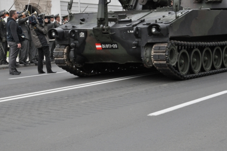 KettenRollenUeberGrazerstrassePanzerFotoPrinz
