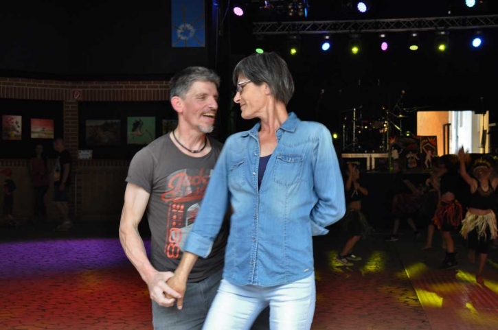 SalsaTanzenBeimFestivalAllesErdbeereWiesenFotoPrinzSCHNAPPENat