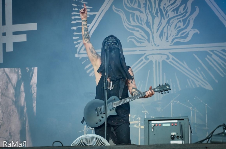 BehemothAuftrittMitMaskenFotoRaMaR