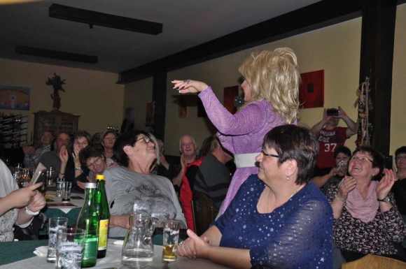 BesucherAmuesierenSichMitBeiTravestieShowFotoPrinzSCHNAPPENat