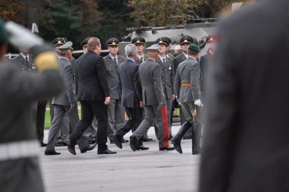 AbschreitenBundespraesidentHeinzFischerGeneralCommendaFotoAnnemariePrin