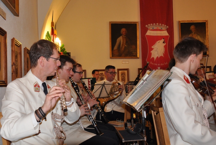 GardemusikWienMitGrafWeissenwolffFahneFoto(c)PrinzOnlineMagazinSCHNAPPENat