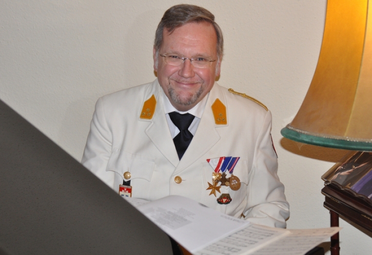 ProfessorClausPianistImKaffeehausFoto(c)PrinzOnlineMagazinSCHNAPPENat