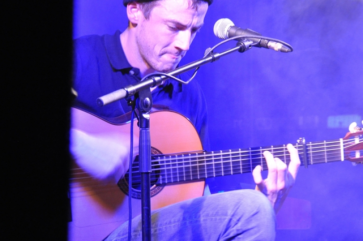 CharlieCunninghamOnGuitarFotoAnnemariePrinz