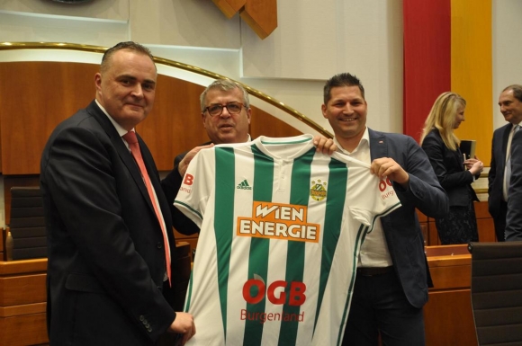 WienEnergieShirtFuerLandeshauptmannHansPeterDoskozilFotoWilhelmBoehm
