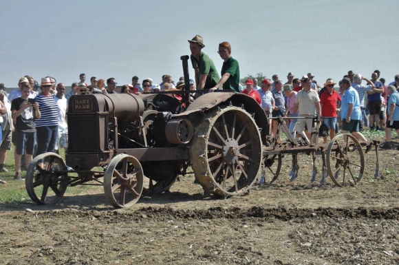 SchauarbeitenMitHistorischenLandwirtschaftsfahrzeugenFotoPrinzSCHNAPPENat