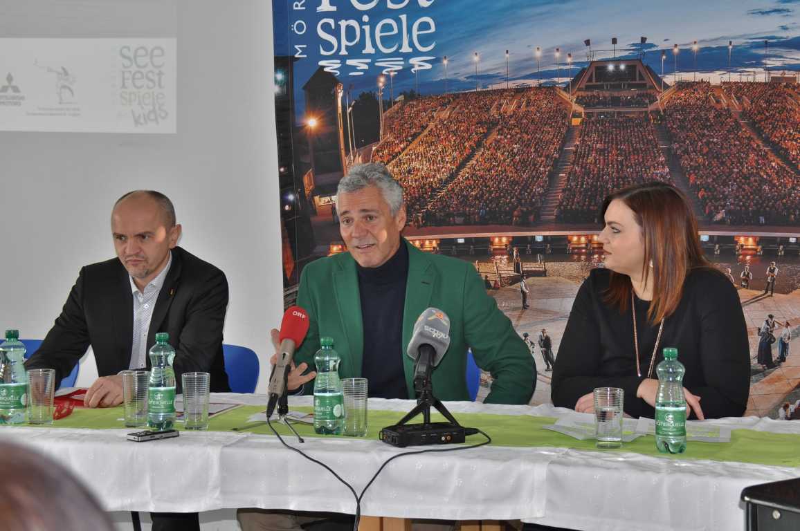 ProfPeterEdelmannBeiDerPressekonferenzDerSeefestspieleMoerbischOperetteFuerKinderFotoPrinzSCHNAPPENat