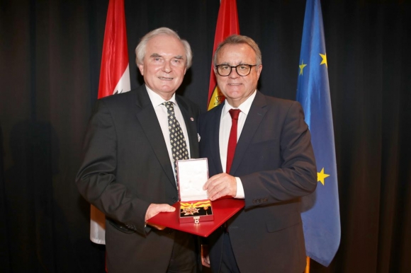 WalterGerbautzLHHansNiesslUeberreichtKomturkreuzFotoBgldLandesmedienservice