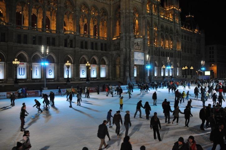 EislaufenImZentrumWienRathausFotoAnnemariePrinz
