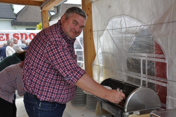 ThomasSchandlBeimBuffetFotoPrinzSCHNAPPENat
