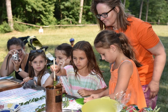 KinderBeimFerienspielZauberhafteTierwesenFotoSap