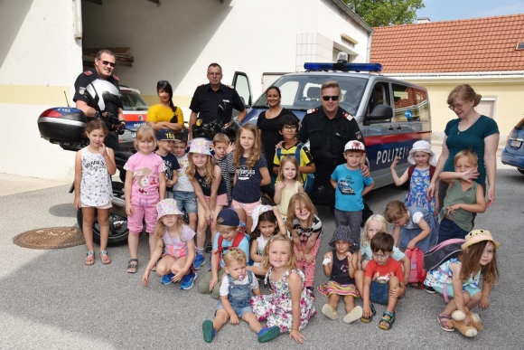 2018FerienspielBadenKinderBesuchenPolizeistationFotoSAP