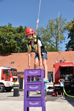 KindFFWeikersdorfEinsatzuebungBeiDerFeuerwehrFerienspielBadenFotoSAP