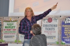 EwaldTatarErklaertFestivalgelaendeFotoAnnemariePrinz