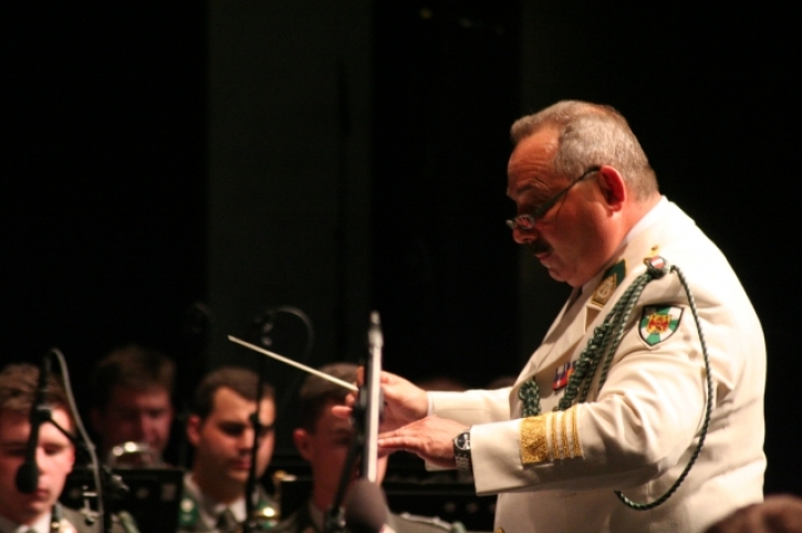 MilitaermusikMiertlDirigentFoto(c)JanPrinz