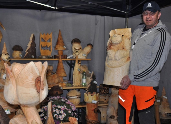HolzschnitzerInDerArenaNovaWrNeustadtFotoPrinzSCHNAPPENat