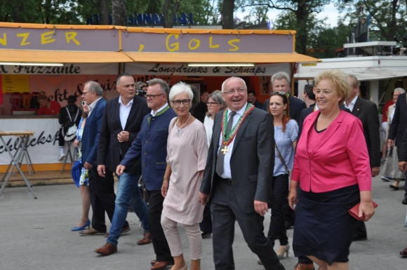 EinzugMitVerteidigungsministerDoskozilUndLandeshauptmannNiesslFotoWilhelmBoehm