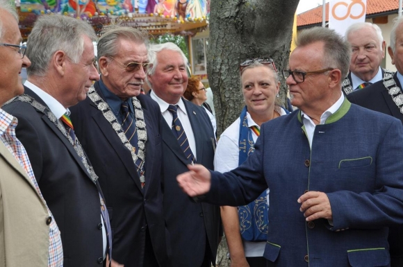 LandeshauptmannHansNiesslUndVertreterDerEuropaeischenWeinritterschaftFotoWilhelmBoehm