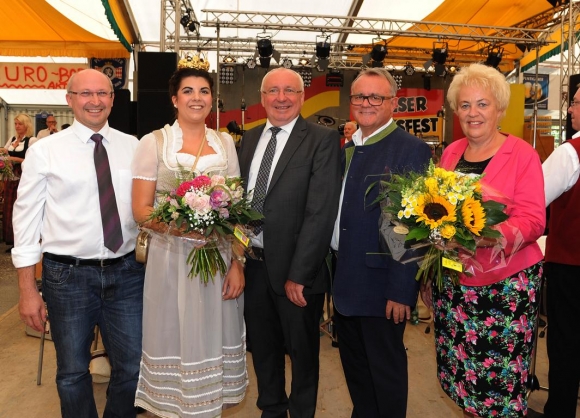 AmtsleiterDieterHorvathWeinkoeniginAnnaIBgmHansSchrammelLHHansNiesslLRVerenaDunstFotoLandesmedienserviceGregorHafner