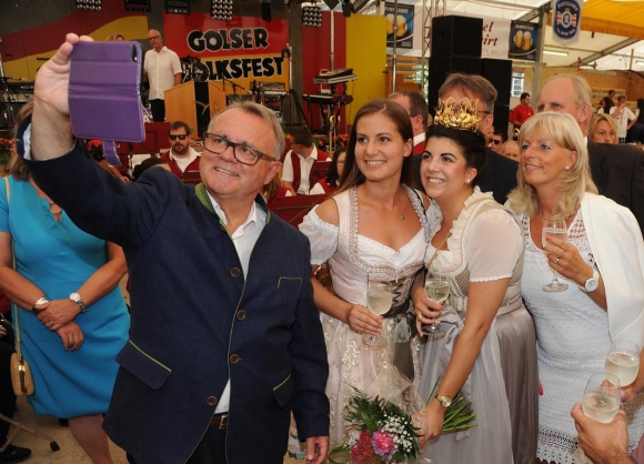 HansNiesslSelfieMitMissBurgenland2017MargotPolzWeinkoeniginAnnaIBgminElisabethBoehmFotoLandesmedienserviceGregorHafner