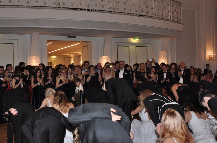 2019HegelballVerbeugungEroeffnungstanzFotoPrinzSCHNAPPENat