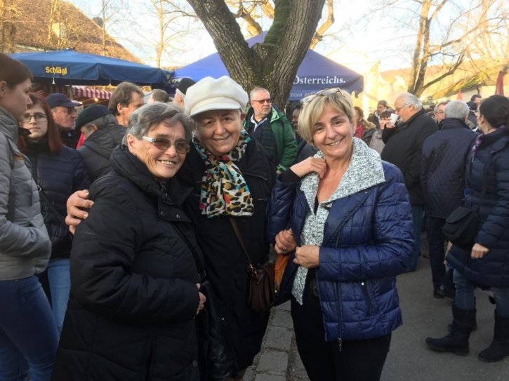 BesucherAmWeihnachtsmarktImStiftHeiligenkreuzFotoPrinzSCHNAPPENat