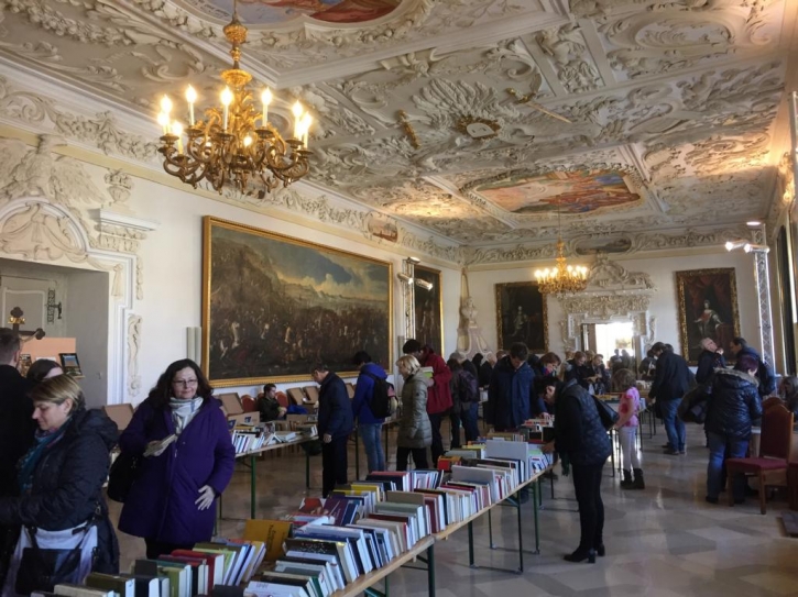 BuecherflohmarktInStiftHeiligenkreuzFotoPrinzSCHNAPPENat