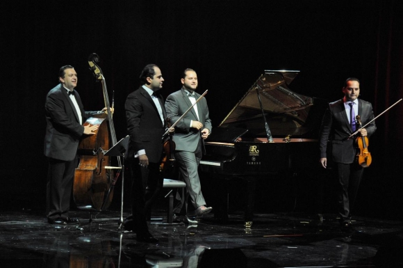 DasJanoskaEnsembleInOesterreichFotoPrinzSCHNAPPENat