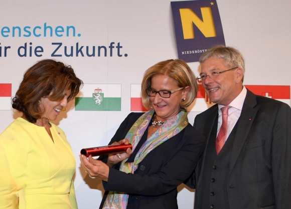 UebergabeLaendervorsitzAnNiederoesterreichFotoNLKReinbergerFilzwieser