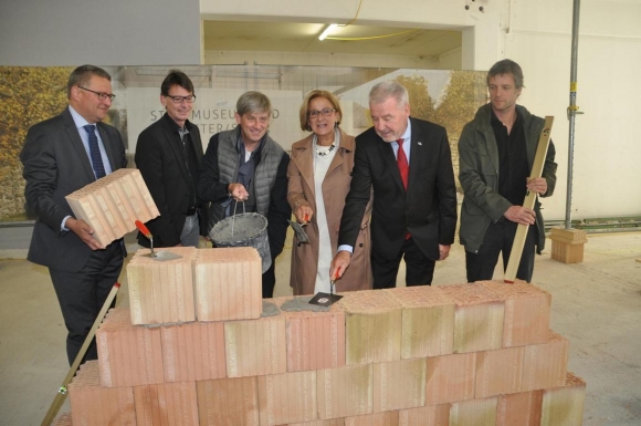 KlausSchneebergerBuergermeisterWrNeustadtMaurerarbeitFotoWilhelmBoehm