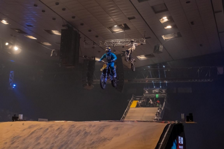 akrobatische tricks mit dem fahrrad show