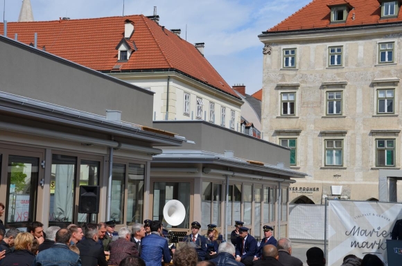 AmHauptplatzInWrNeustadtMitMarktFotoPeWoe