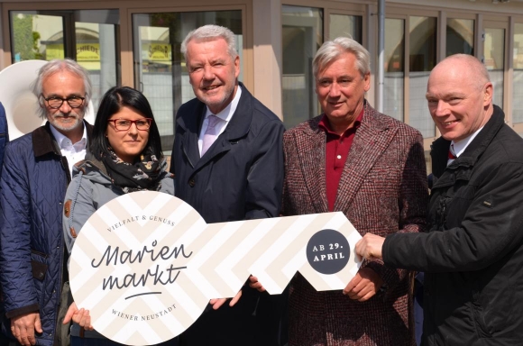 BuergermeisterKlausSchneebergerMitteMarienmarktAmHauptplatzWrNeustadtFotoPeWoe