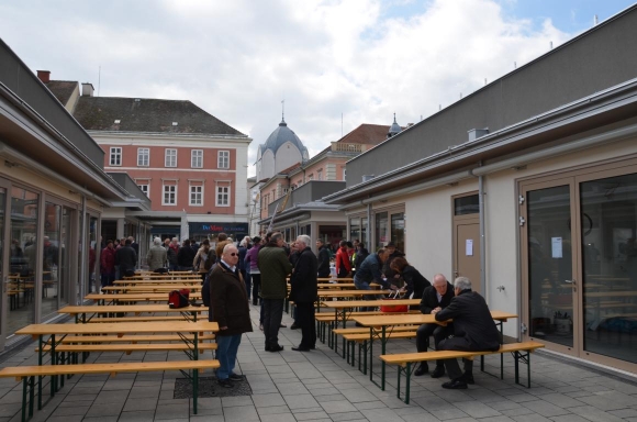 WienerNaschmarktstimmungAmHauptplatzInWrNeustadtFotoPeWoe