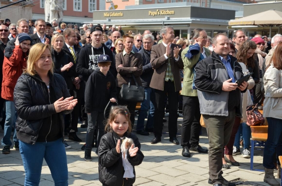 BesucherMarienMarktEroeffnungInWienerNeustadtFotoPeWoe
