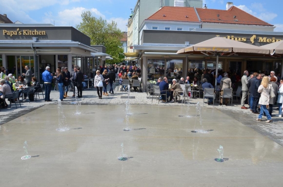 WasserspieleAmHauptplatzInWrNeustadtFotoPeWoe