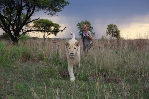 MiaDaniahDeVilliersUndIhrBesterFreundCharlieFoto(c)StudiocanalGmbHKevinRichardson