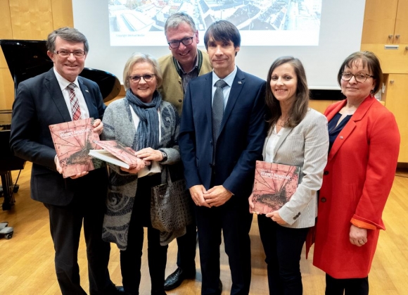 BuchGeschichteEinerBewegendenStadtGerhardGeisslFotoStadtWienerNeustadtPuerer