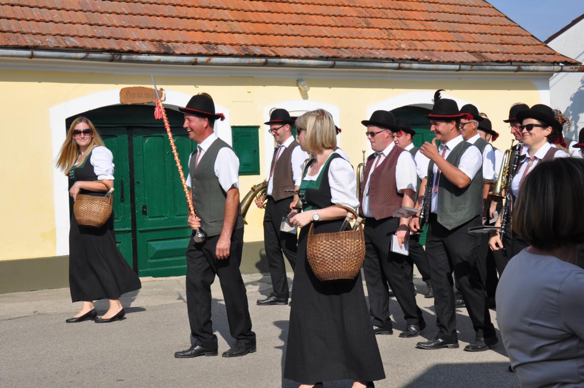 2016TrachtenkapelleGoggendorfBeimKellergassenfestNiederschleinzFotoPrinzSCHNAPPENat