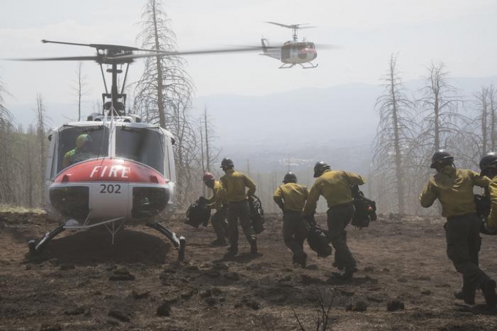 HubschrauberBefreitFeuerwehrMaennerFoto(c)StudiocanalGmbH