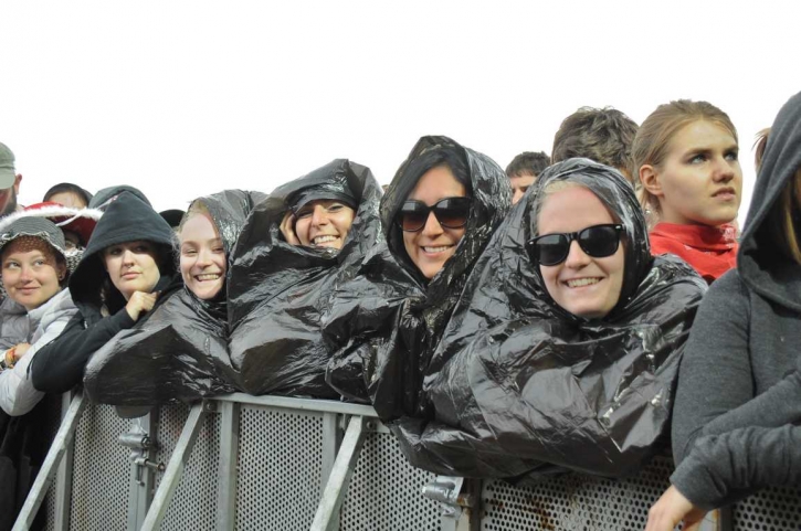 FestivalBesucherinnenMitRegenschutzAmNovaRockFotoPrinzSCHNAPPENat
