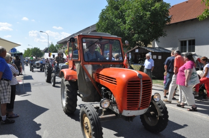 TraktorenParadeNeufeldBurgenlandOesterreichFotoAnnemariePrinz