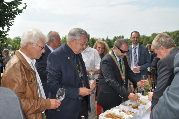 WeinPicknickGrenzeUngarnOesterreichFotoWilhelmBoehm