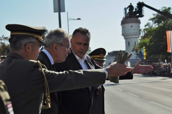 2017RichtungsweisendBundespraesidentAlexanderVanDerBellenVerteidigungsministerHansPeterDoskozilFotoPrinzSCHNAPPENat