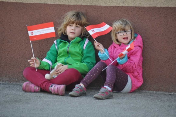 BesucherinnenMitFahnenDerMilitaerakademieFotoPrinzSCHNAPPENat
