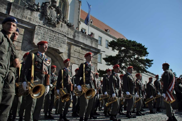 MilitaermusikVorDerMilitaerakademieWrNeustadtFotoPrinzSCHNAPPENat