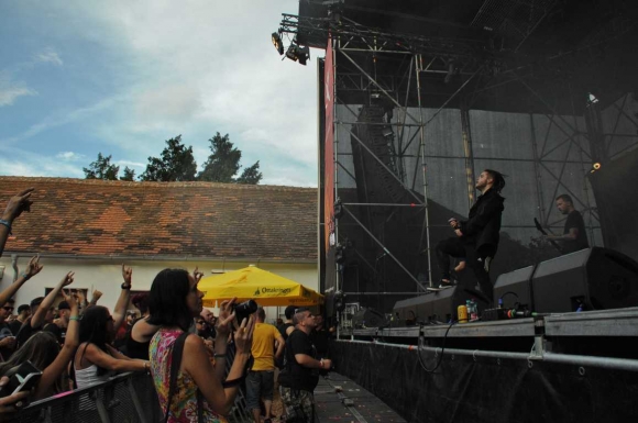 EskimoCallboyMetalcoreTrancecoreVorDerKircheBildeinFotoPrinzSCHNAPPENat