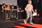 BerndSimaKaerntenStelltJuryCrazyShoeVorFotoPrinz