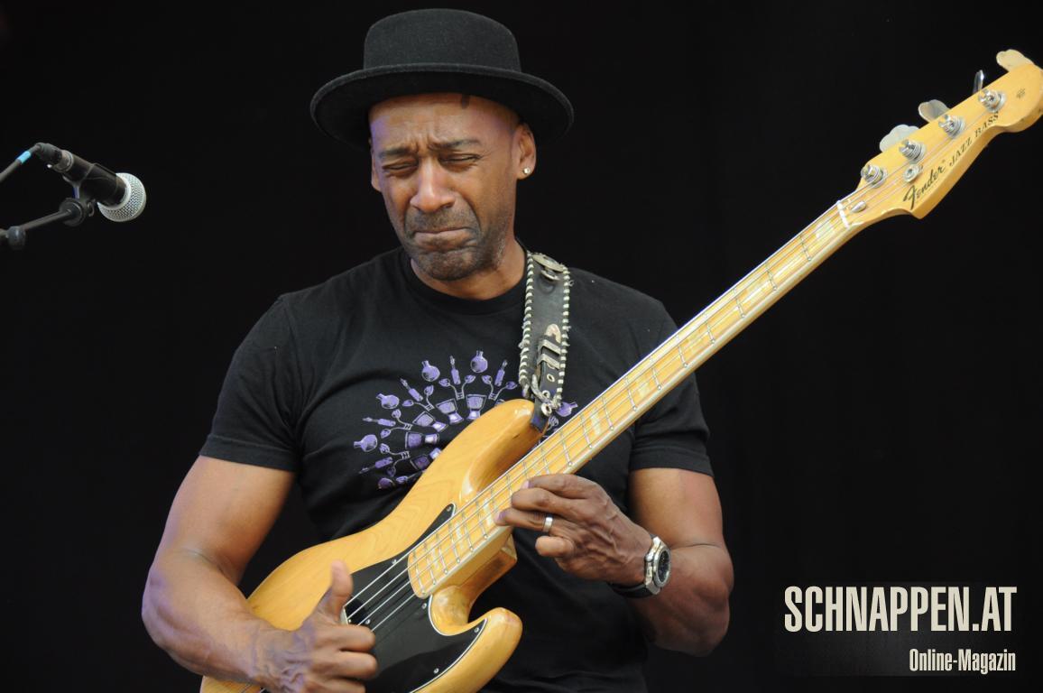 Marcus Miller schlägt im Slapstil mit dem Daumen auf die Basssaiten. Foto: Prinz, SCHNAPPEN.AT USMusikerMarcusMillerFotoPrinzSCHNAPPENat
